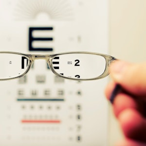 Regarder un test oculaire : à travers le verre de la lunette, c’est net, autour, c’est flou